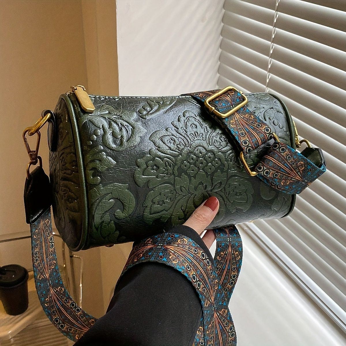 Bolsa Cilíndrica Clássica com Relevo Floral Retrô
