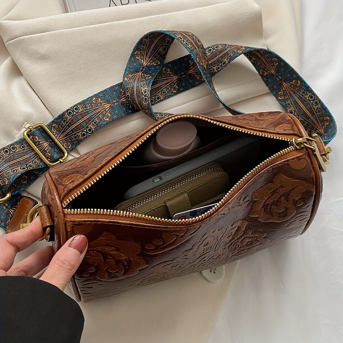 Bolsa Cilíndrica Clássica com Relevo Floral Retrô