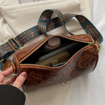 Bolsa Cilíndrica Clássica com Relevo Floral Retrô